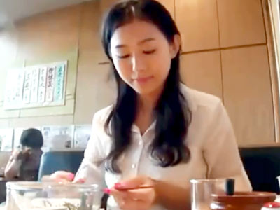 欲求不満だという素人妻をハメ撮りに福岡へ…とんでもない清楚美人奥様現る！