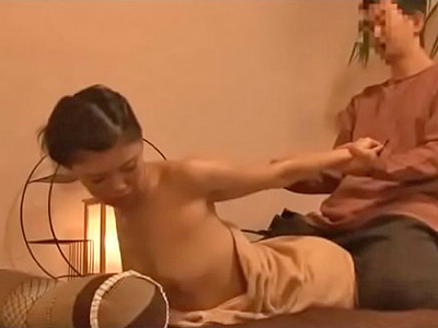 「それ以上したら見えちゃうから…！」マッサ師に寝取られる奥様