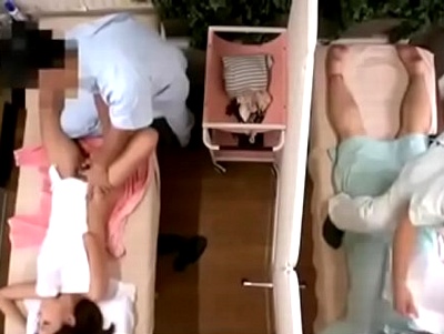 旦那と一緒にマッサージに来たはずなのに…薄い壁1枚を隔ててセクシーマッサで発情するイケナイ奥様ｗ