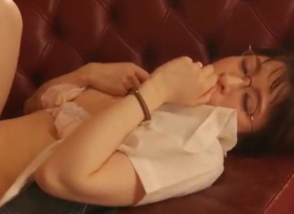 夫に代わり働き始めた人妻がお酒を飲まされ襲われる