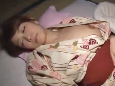 巨乳な人妻を夜這いし子宮奥に種付けザーメンをお見舞い！