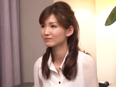 「夫のじゃ満たされなくて‥」激しい膣奥ピストンに獣のような喘ぎ声で狂う相当溜まっていた様子の奥様ｗ