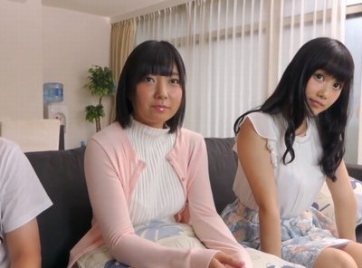 友達同士の女子大生をナンパ！お互い恥ずかしがりながらもシーツを濡らして即ハメ撮り