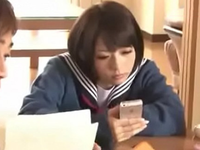 遊びに来たお兄ちゃんの友達にこたつで中出しされる妹