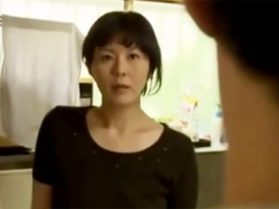 「どういうつもりなの！？」義息に力ずくで犯される美熟女