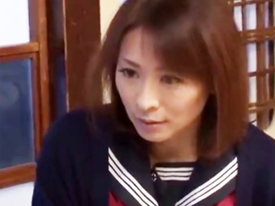 セーラー服姿で義理の息子を誘惑してパコらせる欲求不満の母親