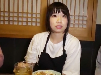 居酒屋で働く美少女が店内で兄貴と父親と近親3Pファック