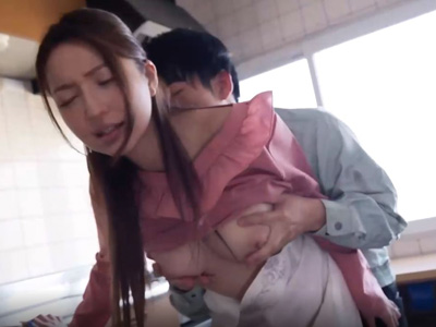 自宅で襲われてしまうデカパイ人妻